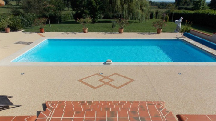Guide des matériaux pour les terrasses de piscine : TOP Options pour les terrasses de piscine